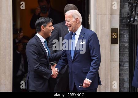 US-Präsident JOE BIDEN verlässt die Downing Street 10 nach Gesprächen mit Rishi Sunak, bevor er zu einem NATO-Gipfel nach Litauen aufbricht, der sich mit dem Konflikt in der Ukraine befasst. Stockfoto