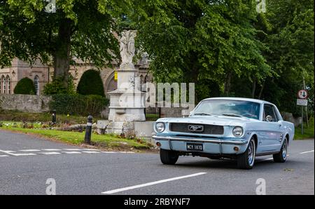 Oldtimer Ford Mustang, Wheels of Yesteryear Ausflug durch East Saltoun Village, East Lothian, Schottland, Großbritannien Stockfoto