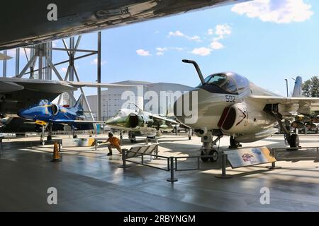 Grumman A-6E Eindringling Allwetterbomber mit einem Mitglied der Katapultmannschaft im Museum of Flight Seattle Washington State USA Stockfoto