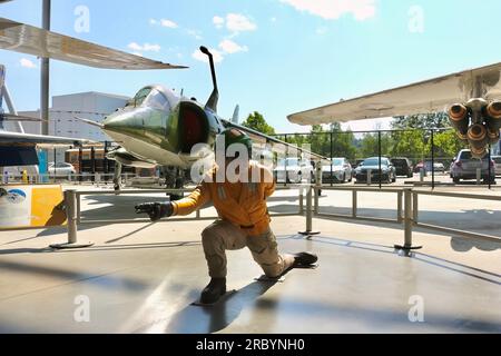 McDonnell Douglas AV-8C Harrier VTOL Kampfflugzeug mit einem Mitglied der Katapultmannschaft im Museum of Flight Seattle Washington State USA Stockfoto