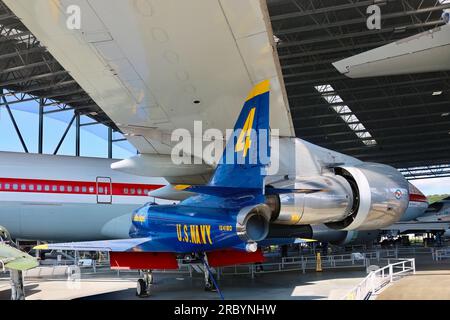 Douglas A-4F Skyhawk II leichte Angriffsflugzeuge in Blue Angels Lackierung unter dem Flügel des ersten Jumbo-Jets Boeing 747 Seattle Washington State USA Stockfoto