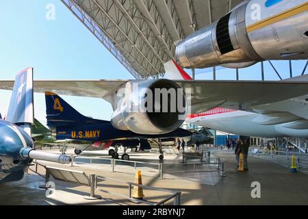 Douglas A-4F Skyhawk II leichte Angriffsflugzeuge in Blue Angels Lackierung unter dem Flügel des ersten Jumbo-Jets Boeing 747 Seattle Washington State USA Stockfoto