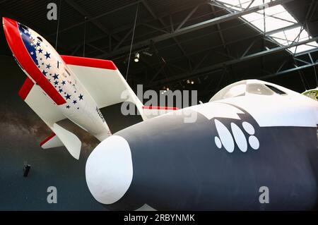 SpaceShipOne experimentelle, luftgestartete Raketenflugzeuge, die neben dem Space Shuttle Museum of Flight Seattle Washington State USA aufgehängt werden Stockfoto
