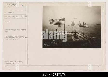 Ein Luftkissenwagen fliegt über einer Victory-Flotte, wie in diesem Foto vom 26. Dezember 1918 von LT. Craig aufgenommen. Das Bild bietet einen malerischen Blick auf das Luftkissenboot vom Deck der U.S.S. Mayflower. Er wurde am 28. Dezember 1918 vom M.I.D.-Zensor genehmigt (Anmerkungen: 01733). Stockfoto