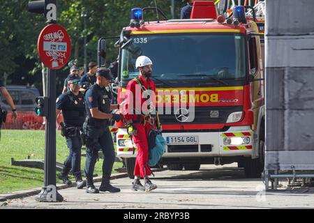 Madrid, Spanien. 11. Juli 2023. Ein Aktivist wird von der spanischen Nationalpolizei festgehalten, nachdem er vom Gerüst der Puerta de Alcala in Madrid abgesenkt wurde. Greenpeace-Aktivisten haben eine Leinwand an der Puerta de Alcala in Madrid aufgestellt, wo sie das mangelnde Interesse der 4 Kandidaten für die Präsidentschaft der spanischen Regierung bei den Wahlen am 23. Juli angeprangert haben.Sie sind über das Baugerüst geklettert, für das derzeit ein Gerüst installiert ist Restaurierung. Kredit: SOPA Images Limited/Alamy Live News Stockfoto