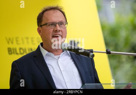 Stuttgart, Deutschland. 11. Juli 2023. Zum Start der Informations- und Werbekampagne 'The Chänce' Kai Burmeister hält der Vorsitzende des DGB Baden-Württemberg eine Rede. Kredit: Christoph Schmidt/dpa/Alamy Live News Stockfoto