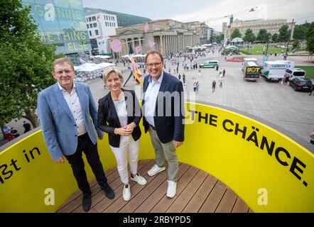 Stuttgart, Deutschland. 11. Juli 2023. Zum Start der Informations- und Werbekampagne "The Chänce" stehen Oliver Barta (l-r), Geschäftsführer des Dachverbands Baden-Württemberg, Nicole Hoffmeister-Kraut (CDU), Wirtschaftsminister Baden-Württemberg, und Kai Burmeister, Vorsitzender des DGB Baden-Württemberg, auf einem kleinen Aussichtsturm auf dem Schlossplatz. Kredit: Christoph Schmidt/dpa/Alamy Live News Stockfoto