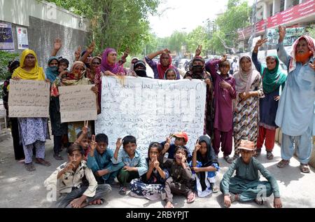 Die Bewohner der Otha-Kolonie halten Protestdemonstration gegen die große Händigkeit der Zufluss-Leute, die am Dienstag, den 11. Juli 2023, im Hyderabad Presseclub stattfindet. Stockfoto