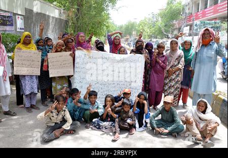 Die Bewohner der Otha-Kolonie halten Protestdemonstration gegen die große Händigkeit der Zufluss-Leute, die am Dienstag, den 11. Juli 2023, im Hyderabad Presseclub stattfindet. Stockfoto