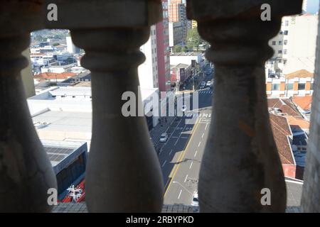 Stadtstraße im Inneren von São Paulo mit dekorativen Säulen vor sich. Foto von oben nach unten. Stockfoto