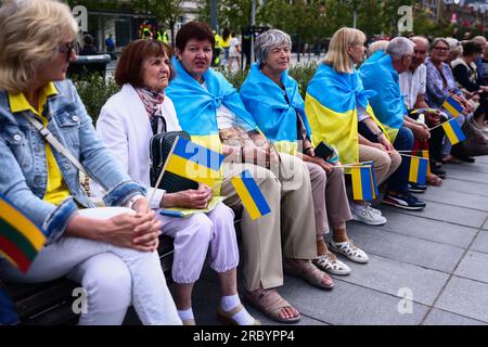 Vilnius, Litauen. 11. Juli 2023. Am 11. Juli 2023 nehmen Menschen an der Veranstaltung "die Flagge für die Ukraine in der NATO heben" und am Konzert in Vilnius, Litauen, Teil. Präsident Zelenskyy ist nach Litauen gekommen, um an einem NATO-Gipfel in Vilnius teilzunehmen und die Ukraine bei der Aufnahme in die NATO zu unterstützen (Kreditbild: © Beata Zawrzel/ZUMA Press Wire), NUR REDAKTIONELLER GEBRAUCH! Nicht für den kommerziellen GEBRAUCH! Stockfoto