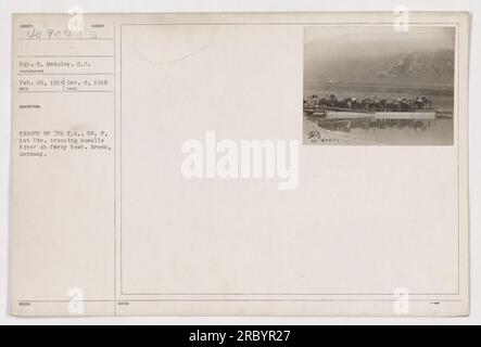 Soldaten aus dem 7. Bezirk, BN. P, 1. Div Man kann sehen, wie man die Mosel auf einer Fähre in Bremm überquert. Das Foto wurde am 26. Februar 1919 von Sergeant 8 aufgenommen. McAuley. Stockfoto