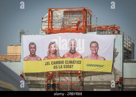 Ein Banner, auf dem (L-R) Pedro Sanchez, derzeitiger Präsident der Regierung und Kandidat für den Vorsitz der Sozialistischen Partei, Yolanda Diaz, Führer VON SUMAR, Alberto Nuñez Feijoo, Kandidat der Volkspartei, und Santiago Abascal, der Partei der extremen Rechten, VOX, zu sehen sind. Greenpeace-Aktivisten haben eine Leinwand an der Puerta de Alcala in Madrid aufgestellt, wo sie das mangelnde Interesse der 4 Kandidaten für die Präsidentschaft der spanischen Regierung bei den Wahlen am 23. Juli angeprangert haben.Sie sind über das Baugerüst geklettert, für das derzeit ein Gerüst installiert ist Restaurierung. (Foto b Stockfoto