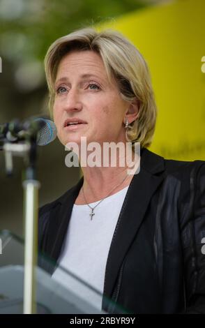 Stuttgart, Deutschland. 11. Juli 2023. Zum Start der Informations- und Werbekampagne "The Chänce" hält Nicole Hoffmeister-Kraut (CDU) die Wirtschaftsministerin Baden-Württembergs eine Rede. Kredit: Christoph Schmidt/dpa/Alamy Live News Stockfoto