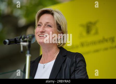 Stuttgart, Deutschland. 11. Juli 2023. Zum Start der Informations- und Werbekampagne "The Chänce" hält Nicole Hoffmeister-Kraut (CDU) die Wirtschaftsministerin Baden-Württembergs eine Rede. Kredit: Christoph Schmidt/dpa/Alamy Live News Stockfoto