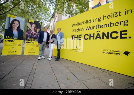 Stuttgart, Deutschland. 11. Juli 2023. Zum Start der Informations- und Werbekampagne "The Chänce" standen Kai Burmeister (l-r), Vorsitzender des DGB Baden-Württemberg, Nicole Hoffmeister-Kraut (CDU), Wirtschaftsministerin von Baden-Württemberg, und Oliver Barta, Geschäftsführer des Dachverbands Unternehmer Baden-Württemberg, an der Werbeschauer für das Projekt am Schuttgspart. Kredit: Christoph Schmidt/dpa/Alamy Live News Stockfoto