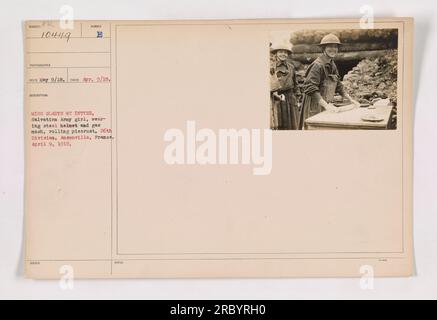 Das Mädchen der Heilsarmee, Miss Gladys McIntyre, Mitglied der 26. Division in Ansonville, Frankreich, wird hier gesehen, trägt einen Stahlhelm und eine Gasmaske, während sie Putzflecken rollt. Dieses Foto wurde am 9. April 1913 aufgenommen. Stockfoto