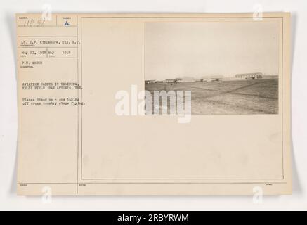 Flugzeugkadetten in Ausbildung in Kelly Field, San Antonio, Texas, 27. Mai 1918. Das Foto zeigt eine Reihe von Flugzeugen, von denen eines für eine Langlaufphase abhebt. Stockfoto