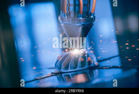 Ein moderner 3D-Drucker druckt eine Metallturbine. Die Zukunft der Fertigung von Maschinenteilen. Stockfoto