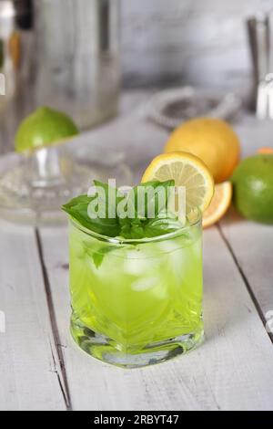 Thailändischer Basilikum-Smash-Cocktail und Zitrone. Erfrischendes Bio-Gin-Getränk. Stockfoto