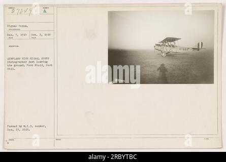 Ein Fotograf des Signal Corps bereitet sich während des Ersten Weltkriegs auf den Start in einem Flugzeug in Post Field in Fort $111 vor. Dieses Foto wurde am 2. Oktober 1918 aufgenommen und am 13. Dezember 1918 vom M.I.D.-Zensor übergeben. Stockfoto
