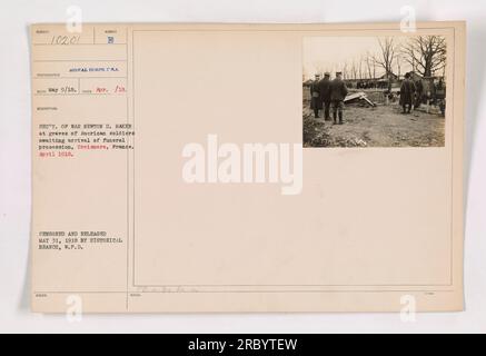 Kriegsminister Newton D. Baker steht an den Gräbern amerikanischer Soldaten in Croismare, Frankreich. Er wartet auf die Ankunft einer Trauerprozession. Dieses Foto wurde im April 1918 aufgenommen und am 31. Mai 1918 von der Historischen Abteilung W.P.D. zensiert und veröffentlicht Stockfoto