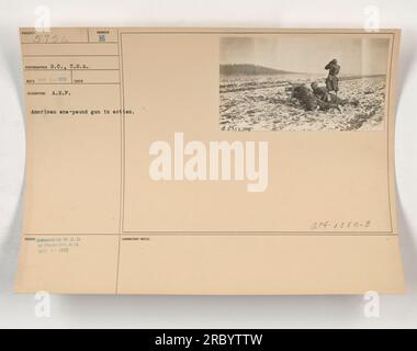 Dieses Foto zeigt eine amerikanische 1-Pfund-Pistole in Aktion während des Ersten Weltkriegs. Das Bild wurde am 1. März 1918 vom Fotografen S.C., USA, aufgenommen und vom Kriegsministerium an die Fotoabteilung herausgegeben. Die Labornotizen zeigen an, dass es erworben und mit der Nummer 05756 versehen wurde. Stockfoto