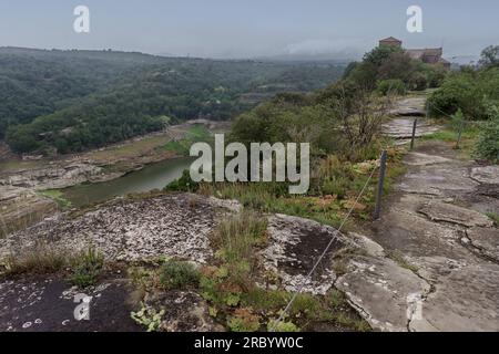 Pfad zum Kloster Sant Pere de Casserres, neben dem Fluss Ter. Spanien. Stockfoto