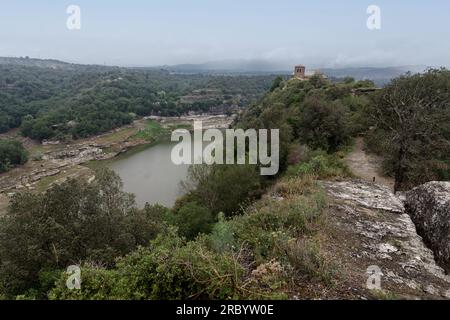 Flussufer des Flusses Ter und Kloster Sant Pere de Casserres. Stockfoto