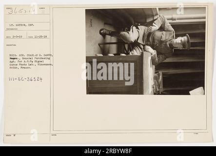 Brigg. General Charles G. Dawes, Engrs. Und General Purchasing Agent für A.E. Das Signal Corps Photo Lab ist in Vincennes, seine, Frankreich, abgebildet. Dieses Foto wurde am 25. November 1918 von Leutnant Mayhow, Inf. Fotograf. (Bildnummer 111-SC-36524) Hinweise: 36524. Stockfoto