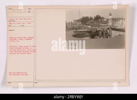 Flugzeugabwehr-Schülerklasse in der Festung Monroe, Virginia. Die Offiziere benutzen eine 3'-Mine-Feldverteidigungsbatterie und erhalten Anweisungen von amerikanischen Offizieren, die von der Front in Frankreich zurückgekehrt sind. Dieses Foto wurde im April 1918 aufgenommen und ist nur zur amtlichen Verwendung bestimmt, nicht zur Veröffentlichung." Stockfoto