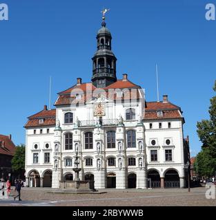 Lüneburg - 7. Juli 2023 das alte Rathaus von Lüneburg. Die Fassade dieses mittelalterlichen Gebäudes wurde 1720 fertiggestellt Stockfoto