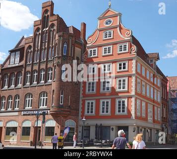 Lüneburg - 7. Juli 2023 zwei Häuser mit ungewöhnlichen Fassaden in Lüneburg. Diese Häuser befinden sich auf dem Platz am Sande und waren bui Stockfoto