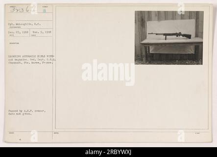 CPL McLaughlin von der Börsenaufsicht nimmt sich eine Sekunde Zeit, um ein Browning-Gewehr ohne Zeitschrift zu untersuchen. Das Foto wurde am 27. Dezember 1918 im Ord aufgenommen. Abt. G.H.Q. Chaumont, Hte. Marne, Frankreich. Es wurde vom A.E.F.-Zensor verabschiedet, aber das genaue Datum ist unbekannt. Stockfoto