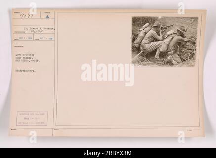 Dieses Foto mit der Nummer 111-SC-9171 zeigt Scharfschützen aus der 40. Division in Camp Kearny, San Diego, Kalifornien. Das Foto wurde am 1918. April von Lieutenant Edward N. Jackson, Mitglied des Signalkorps, aufgenommen. Es wurde zensiert und am 3. Mai 1918 von der Abteilung des war College veröffentlicht. Stockfoto