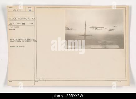 Amerikanische Flugzeugkadetten, die in Formation fliegen, auf Kelly Field in San Antonio, Texas. Dieses Foto wurde von LT. E.P. aufgenommen Kingsmore von Sig. R.C. am 27. Mai 1918. (Eingereicht als PN 11052) Stockfoto