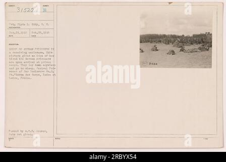 Gruppe deutscher Häftlinge in einer Aufnahmezelle in Zentralgefangenenbehangung Nr. 1. St. Pierre des Corps, Indre et Loire, Frankreich. Aufgenommen am 28. Oktober 1918. Zeigt Erschöpfung deutscher Gefangener bei der Ankunft in Gefängnislagern, während sie sich irgendwo hinlegen, um zu schlafen. Vom A.E.F.-Zensor. Stockfoto