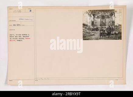 Kriegsminister Newton D. Baker und General Menoher in einer zerstörten Kirche in Badonviller, Frankreich. Dieses Foto wurde von einem ECD-Fotografen am 9. Mai 1918 aufgenommen. Es ist Teil der Signalkorps-Sammlung. Stockfoto