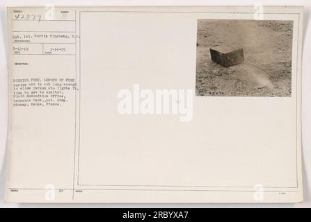 Sergeant Morris Pinebebg aus South Carolina, gesehen auf dem Foto 111-SC-42879, aufgenommen am 12. März 1919. Das Bild zeigt eine brennende Sicherung, die benutzt wird, um Sprengstoff in der Nähe des Pield-Munitionsbüros in Stenay, Mause, Frankreich, zu detonieren. Die Länge der Sicherung ist so, dass die Person, die sie anzündet, genug Zeit hat, Schutz zu suchen. Diese Aktivität steht unter der Aufsicht des Ordnance Department der 1. Armee. Stockfoto