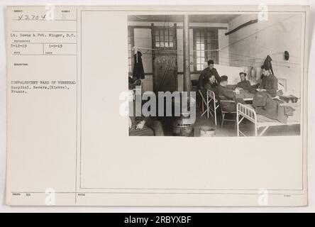 Lieutenant Downs und Pvt. Winger, Mitglieder des amerikanischen Militärs, werden in einer Rekonvaleszenzstation des Venereal Hospital in Nevers, Frankreich, fotografiert. Das Foto wurde am 12. März 1919 aufgenommen, wie vom Fotografen notiert. Weitere Informationen finden Sie auf der Website 42704. Stockfoto