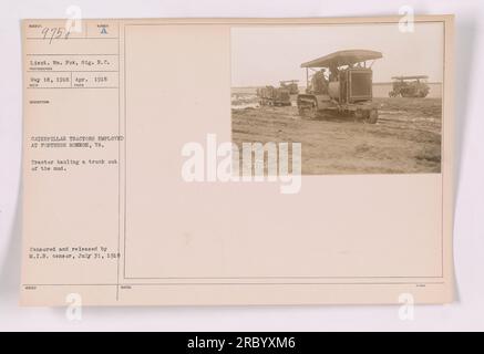 In der Festung Monroe, Virginia, wurden Caterpillar-Traktoren eingesetzt. Auf diesem Foto ist zu sehen, wie ein Traktor einen Lkw aus dem schlammigen Gelände zieht. Das Bild wurde von Lieutenant WM aufgenommen. Fox vom Signal Reserve Corps. Das Foto wurde zensiert und am 31. Juli 1918 vom M.I.B.-Zensor veröffentlicht. Stockfoto