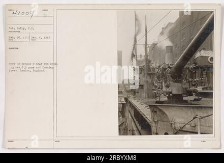 Gefreiter Kelly von der S.C. Einheit hat dieses Foto am 26. Februar 1919 aufgenommen. Das Bild wurde am 4. Dezember 1918 aufgenommen und zeigt das Oberdeck eines deutschen U-Bootes, bekannt als U-155, mit zwei 5,9-Gewehren und dem Steuerturm. Das Foto wurde in London, England, aufgenommen. Den amtlichen Vermerken zufolge wurde sie als Teil einer Serie mit der laufenden Nummer 4/009 ausgestellt." Stockfoto