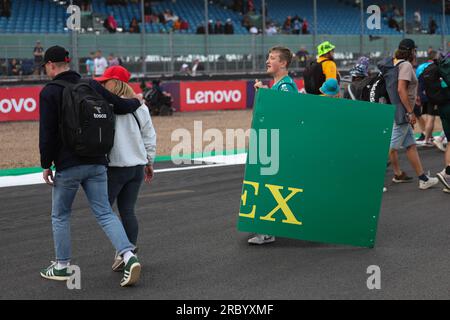 Nach dem FORMEL-1-ARAMCO BRITISH GRAND PRIX 2023 auf dem Silverstone Circuit, Silver, reißen Fans eine ROLEX-Werbung ab, um sie als Souvenir mit nach Hause zu nehmen Stockfoto