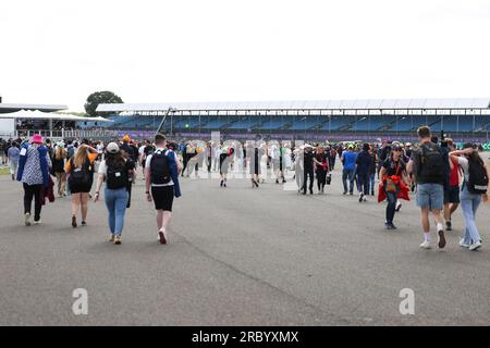 Grand prix-Fans gehen auf der Rennstrecke, nachdem das Rennen während des FORMEL 1 ARAMCO BRITISH GRAND PRIX 2023 auf dem Silverstone Circuit in Silverston angelt wurde Stockfoto