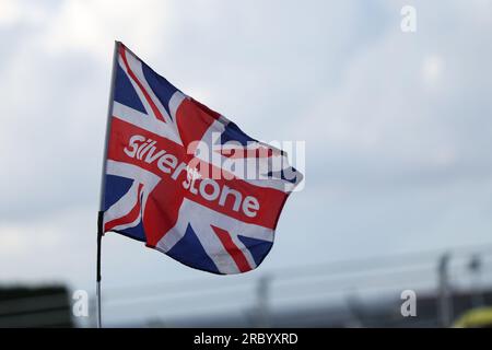 Während des FORMEL-1-ARAMCO BRITISH GRAND PRIX 2023 in Silverstone Circui wird eine Flagge des British Union Jack mit Silverstone darauf gehisst Stockfoto