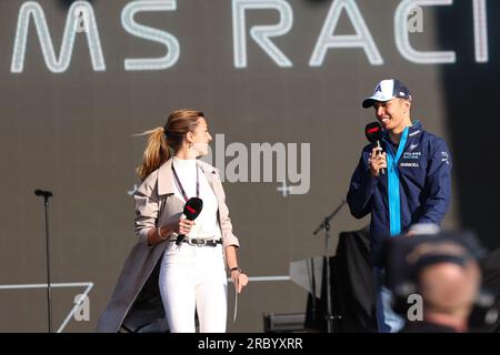 Alexander Albon (THA) vom Williams Rennteam wird nach dem Finalrennen während DES FORMEL 1 ARAMCO BRITISH GRAND PRIX 20 live auf der Bühne interviewt Stockfoto