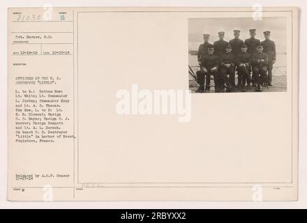 Untertitel: Offiziere des US-Zerstörers „Little“ an Bord des Schiffes im Hafen von Brest, Frankreich. Von unten links nach rechts: LT. White, LT. Commander L. Jordan, Commander Hoey und LT. A. S. Thomas. Von oben links nach rechts: LT. E. B. Clement, Fähnrich C. S. Bayne, Fähnrich S. J. Meeker, Fähnrich Bennett und LT. A. L. Dorsch. Foto aufgenommen am 26. Oktober 1918. Stockfoto