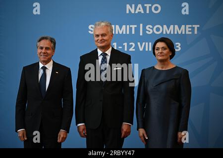 US-Außenministerin Antony Blinks (links) wird vom litauischen Präsidenten Gitanas Nauseda und seiner Frau Diana Nausediene zum Abendessen während des NATO-Gipfels in Vilnius, Litauen, begrüßt. Bilddatum: Dienstag, 11. Juli 2023. Stockfoto