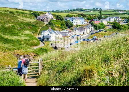 Walkers auf dem Pembrokeshire Coast Path in der Nähe von Porthgain in West Wales, Großbritannien Stockfoto