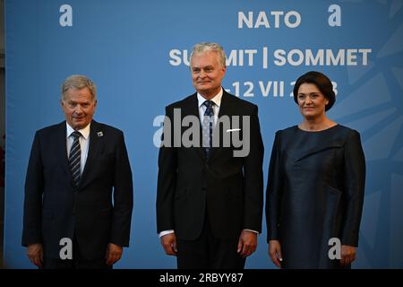 Der finnische Präsident Sauli Niinisto (links) wird vom litauischen Präsidenten Gitanas Nauseda und seiner Frau Diana Nausediene zum Abendessen während des NATO-Gipfels in Vilnius (Litauen) begrüßt. Bilddatum: Dienstag, 11. Juli 2023. Stockfoto